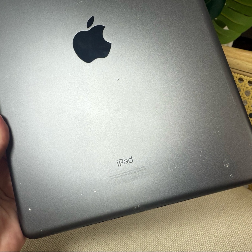 Apple iPad 7th Generation - Picture 5 of 9